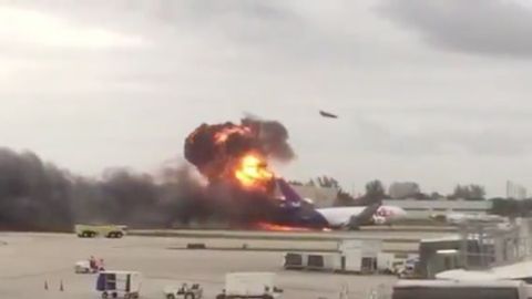 Na floridském letišti vybuchlo letadlo Fedexu. Explozi zachytily kamery