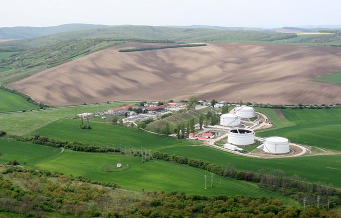 Přečerpávací stanice u Klobouk leží v typicky zvlněné krajině jižní Moravy. Většina areálu patří státní firmě Čepro, která se zabývá především distribucí ropných produktů.