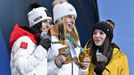 Anna Veithová, Ester Ledecká a Tina Weiratherová s medailemi za super-G na ZOH 2018