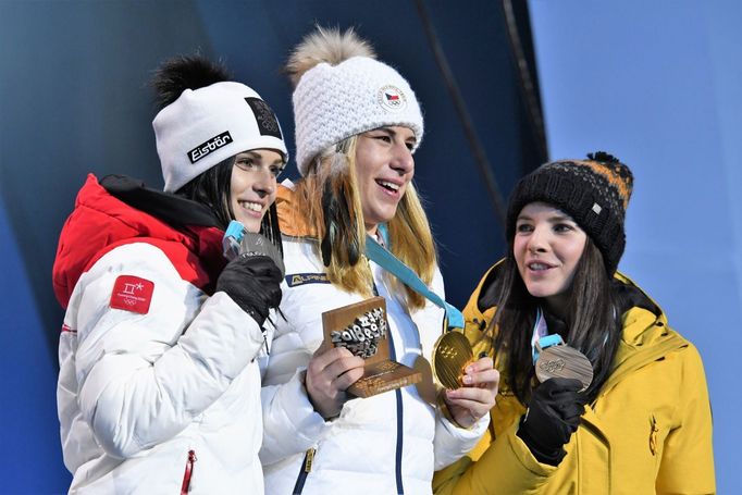 Anna Veithová, Ester Ledecká a Tina Weiratherová s medailemi za super-G na ZOH 2018