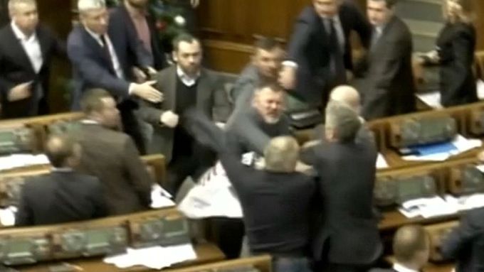 V ukrajinském parlamentu létaly pěsti. Roztržku vyvolal plakát s „Putinovým agentem"