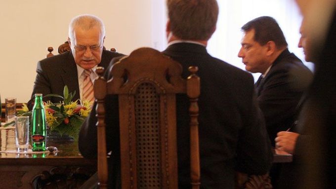 Schůzka předsedů parlamentních stran s prezidentem Klausem se uskutečnila v Bílé věži, někdejším hradním vězení.