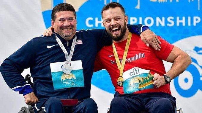 Koulař Aleš Kisý (vpravo) získal na světovém šampionátu v Dubaji zlato, a zajistil si tak i účast na paralympijských hrách v Tokiu 2020.