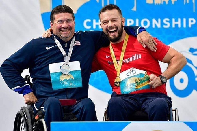 Koulař Aleš Kisý (vpravo) získal na světovém šampionátu v Dubaji zlato, a zajistil si tak i účast na paralympijských hrách v Tokiu 2020.