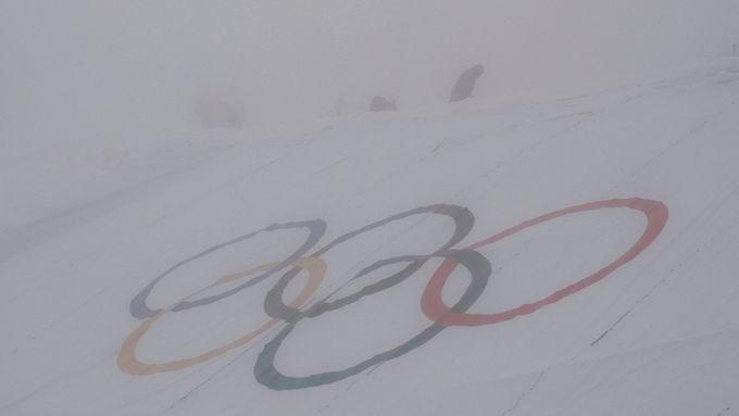 Podívejte se na fotogalerii z kavkazské Krasné Poljany, kterou zahalila mlha, a zastavila tak olympijské dění.