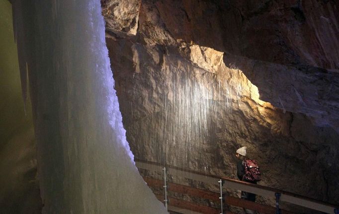 A woman walks inside the Eisriesenhoehle (giant ice cave) at Dachstein mountain near the village of Obertraun April 28, 2012. Scientists crews led by Oesterreichisches Weltraum Forum (Austrian space forum) tested a space suit technology, three-dimensional cameras, radar, rover vehicles, communications and sterile testing systems during an 11-nation field test in the icy Alpine caves. Picture taken April 28. REUTERS/Lisi Niesner (AUSTRIA - Tags: SCIENCE TECHNOLOGY ENVIRONMENT) Published: Kvě. 1, 2012, 5:26 odp.