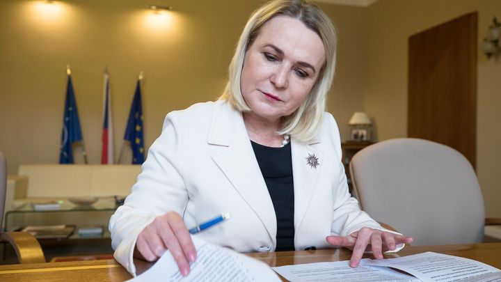 Černochová vyčíslila, co Česko poslalo Ukrajině: 38 tanků, 13 houfnic nebo tisíce min