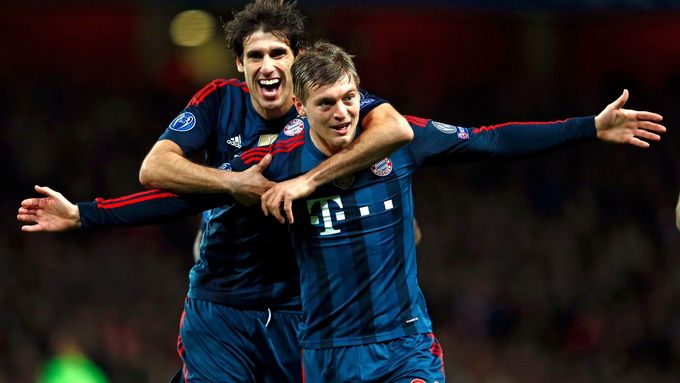 Javi Martínez gratuluje Tonimu Kroosovi, který právě vstřelil vítězný gól Bayernu.