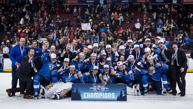 Hokejisté Finska slaví vítěství v MS do 20 let ve Vancouveru.
