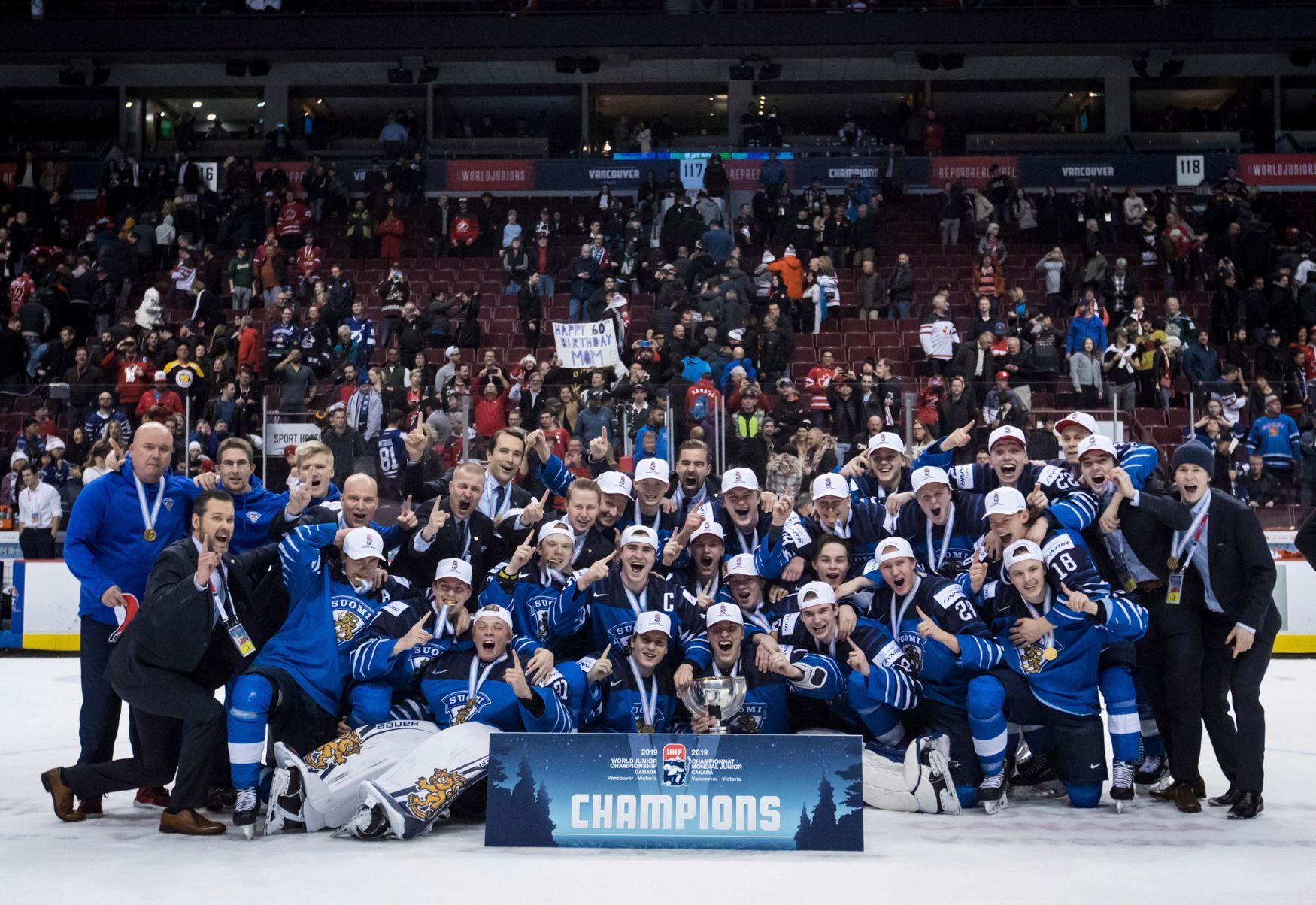 Hokejisté Finska slaví vítěství v MS do 20 let ve Vancouveru