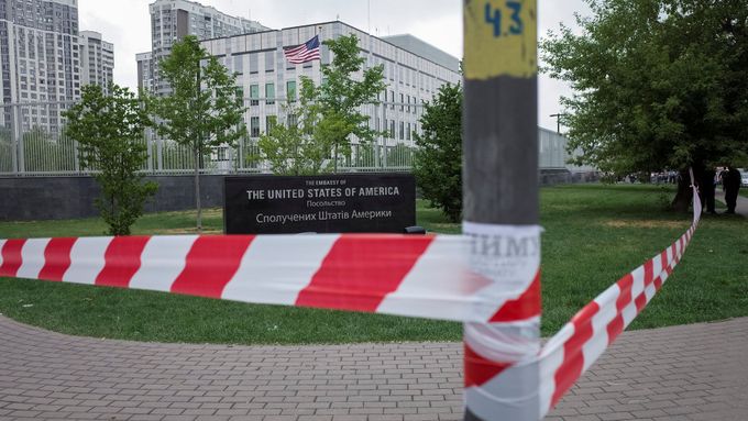 Na americkém velvyslanectví v Kyjevě vybuchla bomba