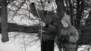 Hlavně se dobře "pověsit"! Na vleku v Albeřicích - Horní Maršov, 1988. Na zavěšení karabinky syn nedosáhl. Kopec jsme pak sjížděli s páskem, karabinkou a lankem v pase.