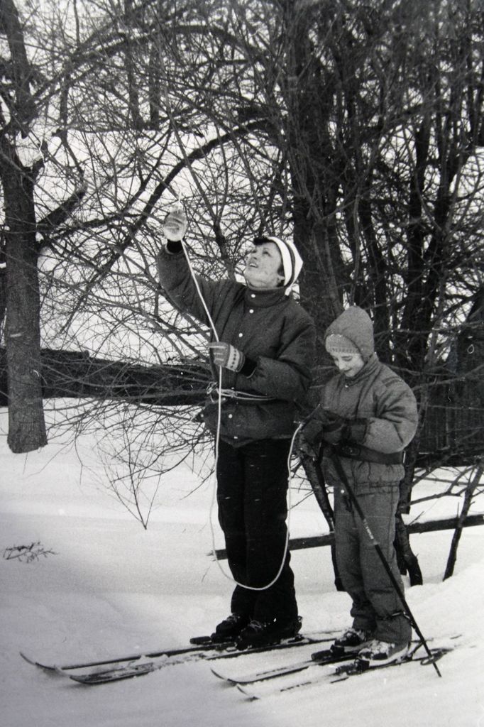 Hlavně se dobře "pověsit"! Na vleku v Albeřicích - Horní Maršov, 1988. Na zavěšení karabinky syn nedosáhl. Kopec jsme pak sjížděli s páskem, karabinkou a lankem v pase.