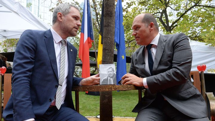 Hřib v Bruselu odhalil Havlovo zákoutí. Dvě židle a stolek mají lákat k dialogu; Zdroj foto: ČTK