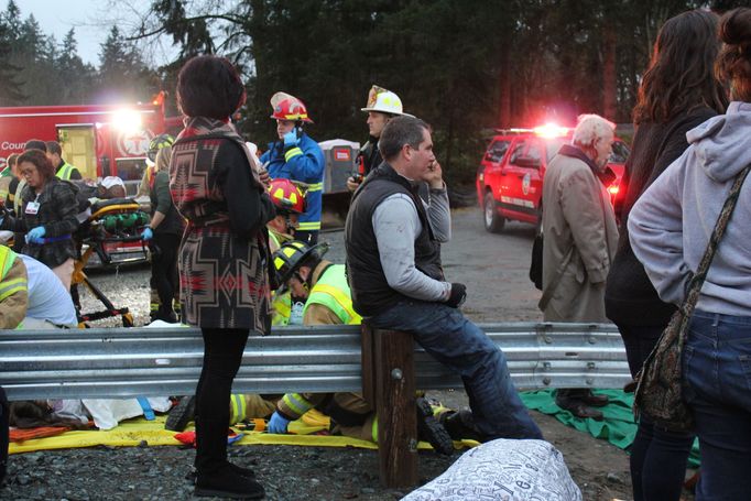 U amerického Seattlu vykolejil vlak, část vagonů se zřítila na dálnici.