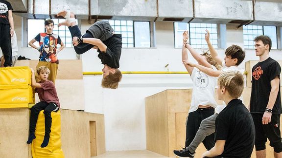 Parkour je pro mladé kluky cool – kdo by nechtěl umět skočit salto? Moment z pražské parkourové haly, která byla první svého druhu v česku.