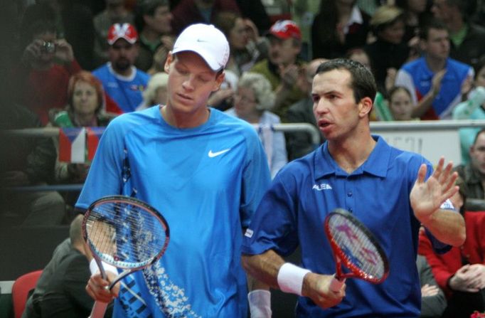 Tomáš Berdych a Radek Štěpánek hrají čtyřhru proti Belgii v Ostravě.