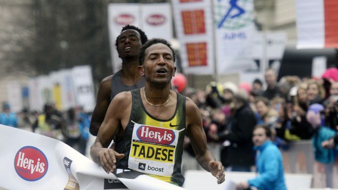 Zersenay Tadese dobíhá do cíle Pražského půlmaratonu před krajanem z Eritreje Amanuelem Meselem.