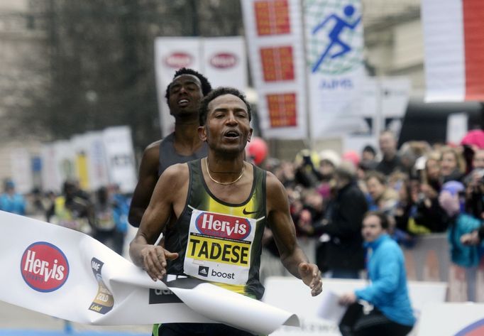 Zersenay Tadese dobíhá do cíle Pražského půlmaratonu před krajanem z Eritreje Amanuelem Meselem.