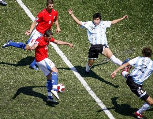 Čeští fotbalisté do dvaceti let Marek Střeštík a Ondřej Kúdela (nahoře) kombinují ve finále MS proti Argentincům Leonardo Sigalimu (14) a Federico Faziovi.