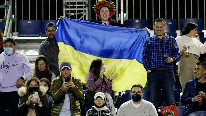 Ukrajinská vlajka v hledišti při zápase Eliny Svitolinové na turnaji v Monterrey