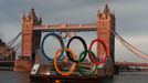 Proměna Tower Bridge pro zahajovací ceremoniál OH 2012 v Londýně.