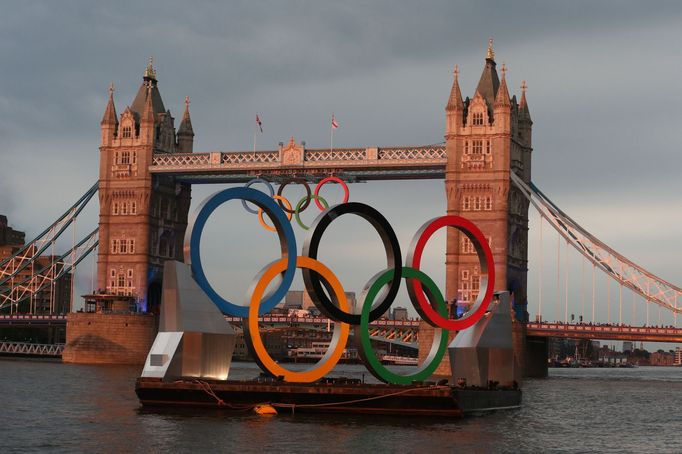 Proměna Tower Bridge pro zahajovací ceremoniál OH 2012 v Londýně.