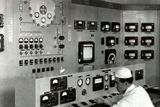 24. září 1957 ve 23:52 do prvního československého jaderného reaktoru vložili poslední, 26. palivovou kazetu, a  reaktor „začal pracovat“. Sedm minut po půlnoci pak vedoucí směny vydal příkaz k odstavení reaktoru.