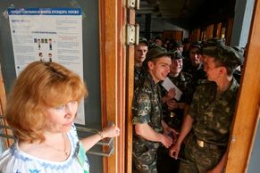 FOTO Tymošenková, Kličko i vojáci. Ukrajina volí prezidenta