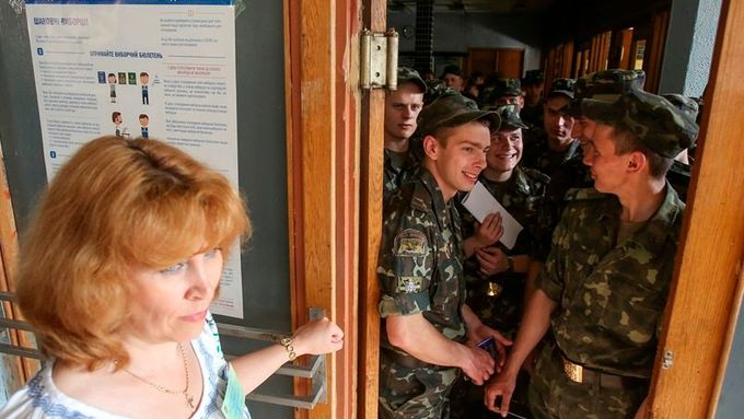 FOTO Tymošenková, Kličko i vojáci. Ukrajina volí prezidenta