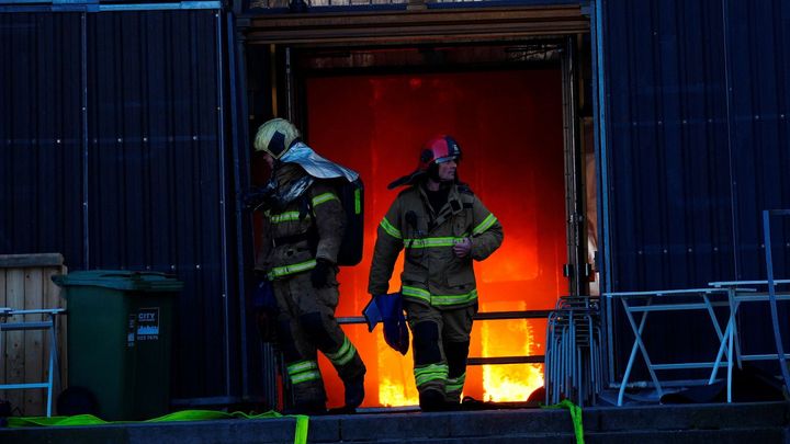 V Kodani hoří významná renesanční budova burzy. Zřítila se věž, lidé vynášeli obrazy