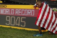 Bolt má v Pekingu třetí zlato, Eaton rekord v desetiboji