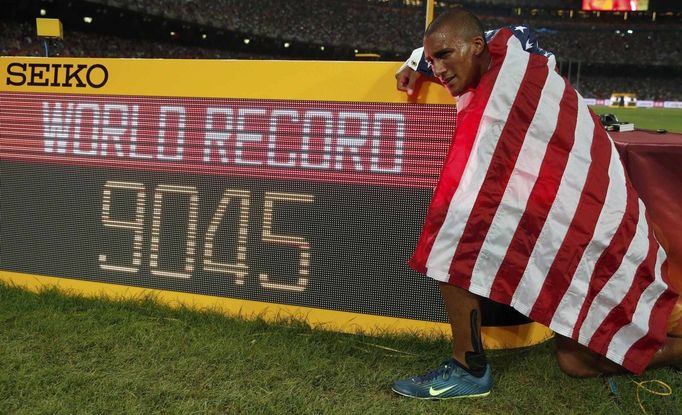 Ashton Eaton slaví světový rekord v desetiboji, jenž má nyní hodnotu 9045 bodů.