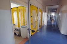 Nákaza krvácivou horečkou se u pacienta na Bulovce nepotvrdila, uvedl Válek