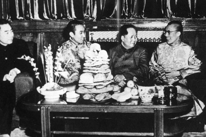 Zleva: první premiér ČLR Čou En-laj, pančenlama, vůdce Mao Ce-tung a Jeho Svatost dalajlama v Pekingu v roce 1956.