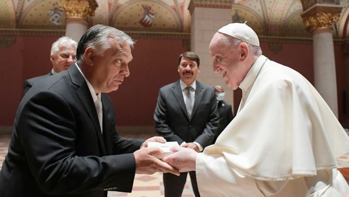 Maďarský premiér Viktor Orbán a papež František během setkání v Muzeu krásných umění (Budapešť, 12. září 2021).