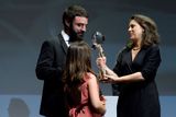 V hlavní soutěži karlovarského festivalu zvítězil bulharsko-řecký film Otec. Natočili ho Kristina Grozevová a Petar Valčanov.