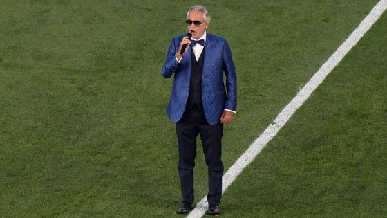 Fenomenální Bocelli, ohňostroj a poté italská jízda. Tak v Římě začalo fotbalové Euro