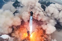 SpaceX poprvé dokončila testovací let lodě, s níž chce létat na Měsíc i na Mars