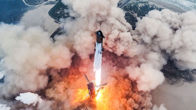 Start čtvrtého zkušebního letu lodi Starship společnosti SpaceX, která má posléze poslat astronauty na Měsíc a dál.