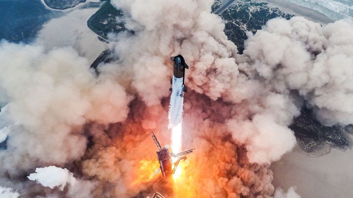 Zaparkovat raketu umí jedině USA. Starship však oběžné dráhy nedosáhla ani naposedmé; Zdroj foto: Reuters