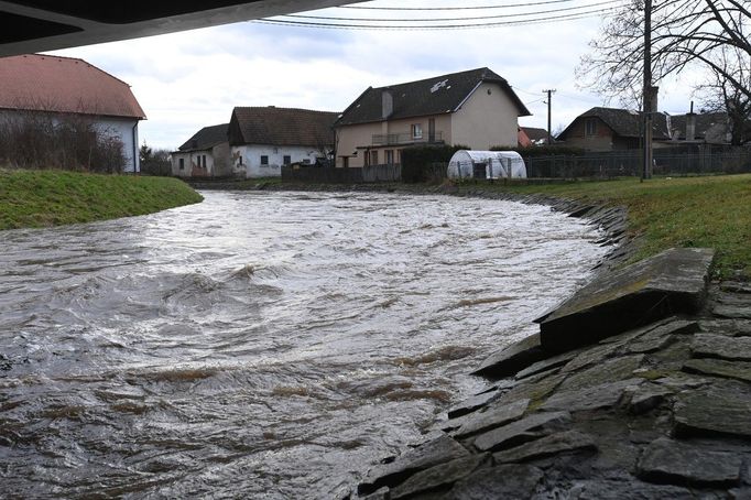 Rozvodněná říčka Třebůvka v Moravičanech na Šumpersku, 25. prosince 2023.