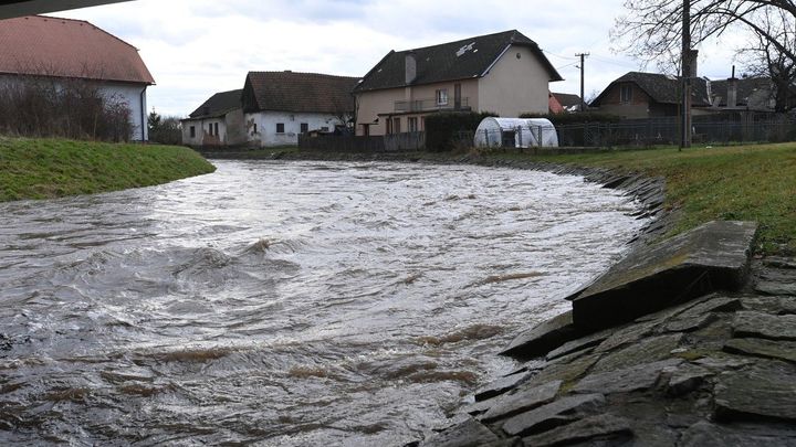 Řeky nadále stoupají, nejvyšší povodňový stupeň platil dopoledne na 20 místech