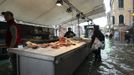 A woman buys fish at a local market during a period of seasonal high water in Venice October 27, 2012. The water level in the canal city rose to 127 cm (50 inches) above the normal level, according to the monitoring institute. REUTERS/Manuel Silvestri (ITALY - Tags: ENVIRONMENT SOCIETY TRAVEL FOOD) Published: Říj. 27, 2012, 12:22 odp.