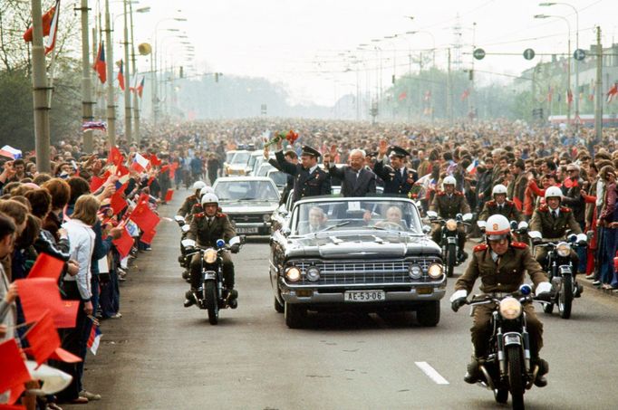 Kabriolet, ve kterém prezident ČSSR Gustav Husák v Praze uvítal  prvního československé kosmonauta Vladimíra Remka spolu se sovětským kosmonautem A. Gubarevem. Rok 1978.