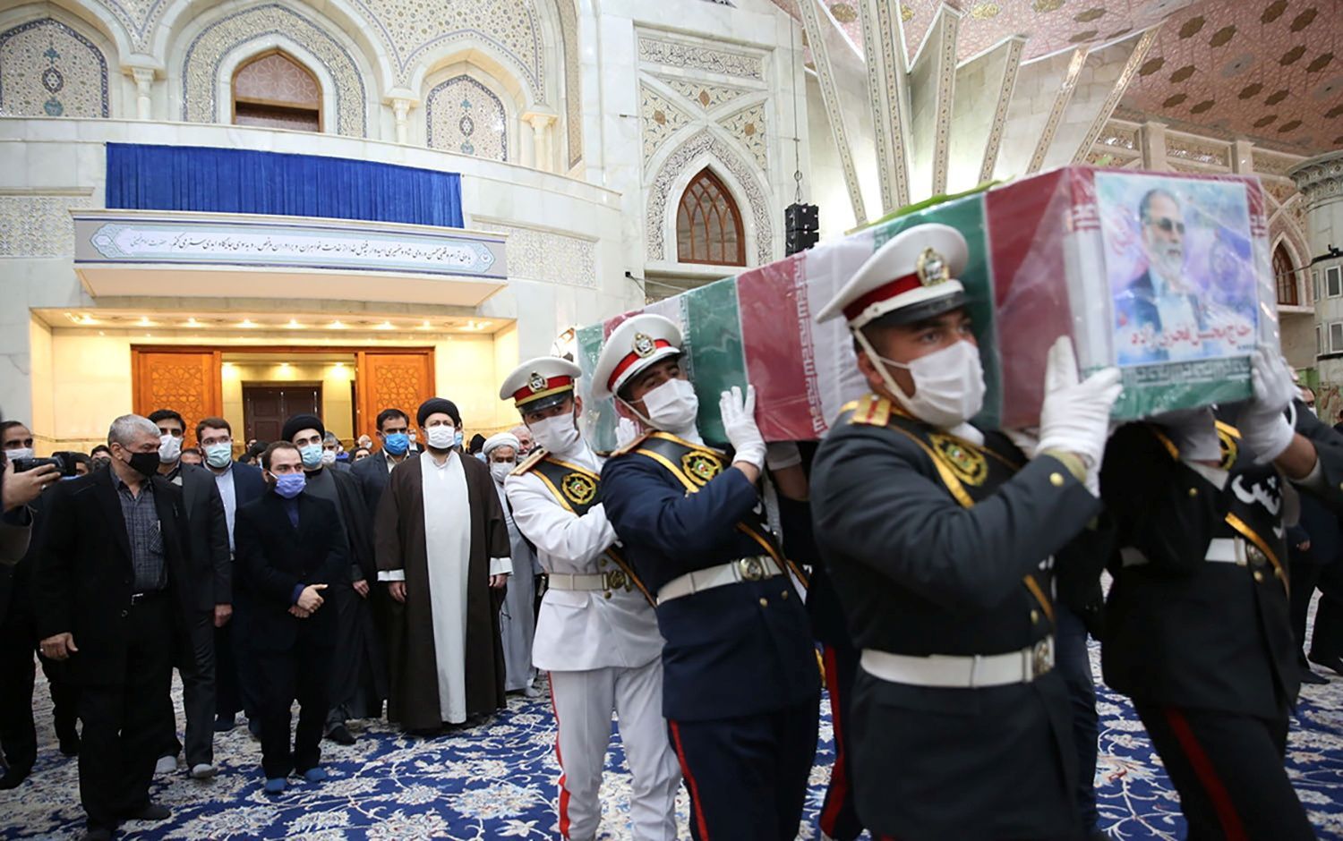 Členové íránských jednotek nesou rakev s fyzikem Mohsenem Fachrízádem v teheránském mauzoleu imáma Chomejního.