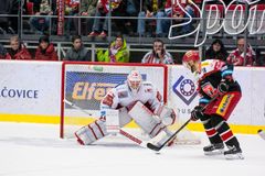 Třinec nezvládl prodloužení s Hradcem, Plzeň ovládla západočeské derby