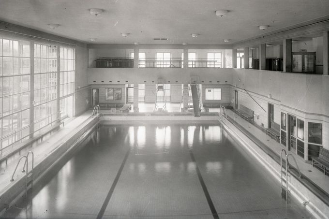 Pohled na halu s bazén ve Vrbenského lázních. Rok 1945