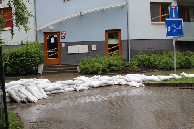 Kolem Smetanky jsou v kritických místech pytle s pískem.