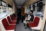 V prostředním článku nových souprav jsou sedačky po stranách vozu, podobně jako je tomu v metru.
